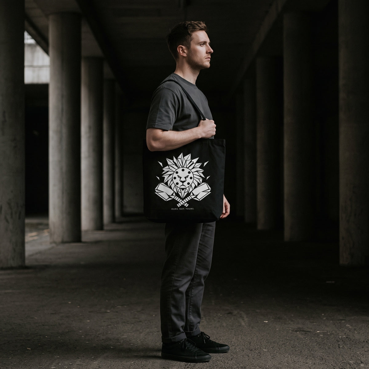 Leo — Centre Court tote bag — model carrying the black organic cotton pickleball tote bag