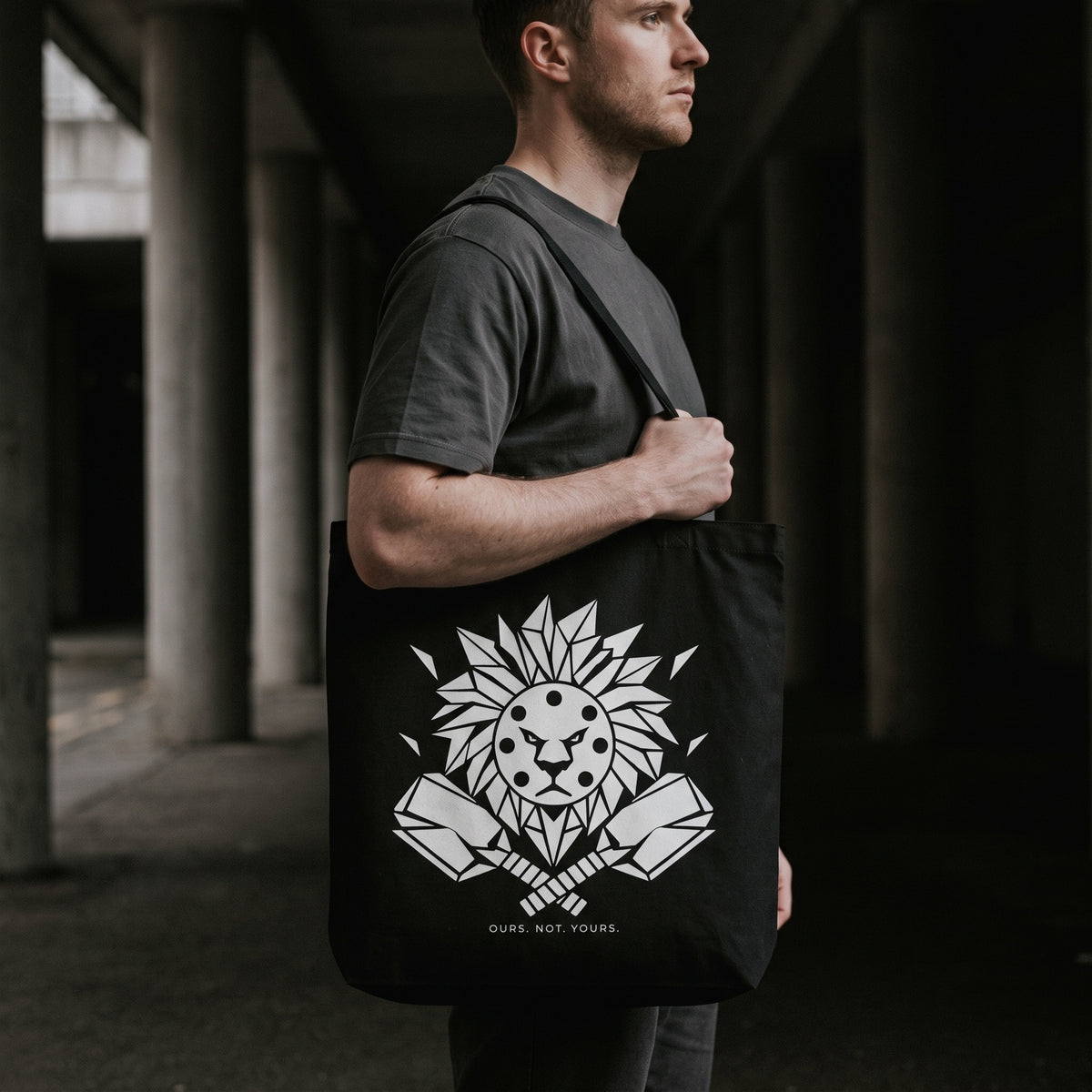 Leo — Centre Court tote bag — close-up of the black pickleball tote bag on the shoulder